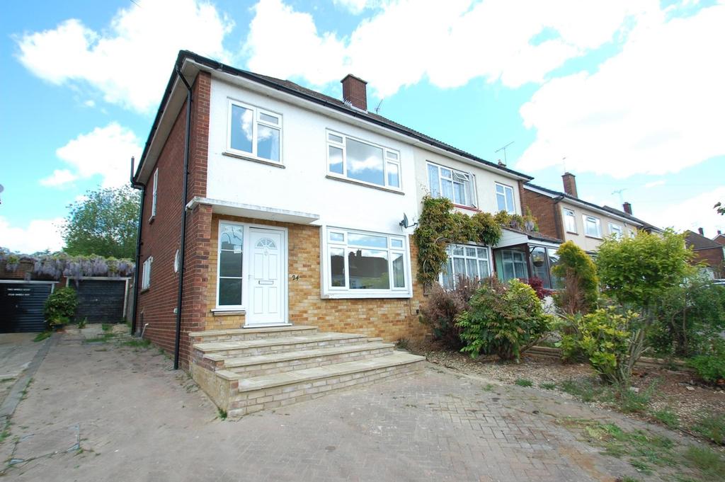 Bowes Drive, Ongar, CM5 3 bed house £1,550 pcm (£358 pw)