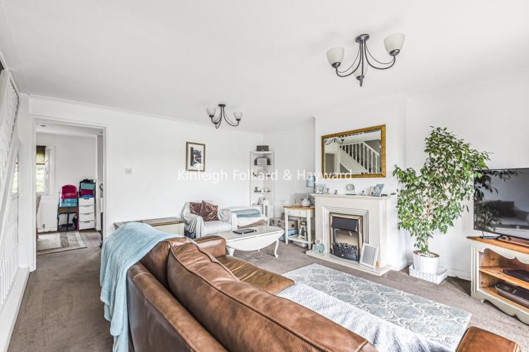 Mead Way Bromley BR2 4 bed house £2,100 pcm (£485 pw)