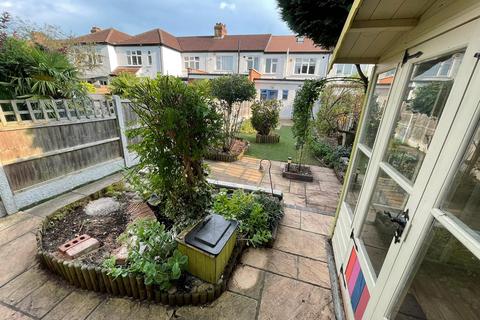 3 bedroom terraced house to rent, Chestnut Avenue, Hornchurch, Essex, RM12