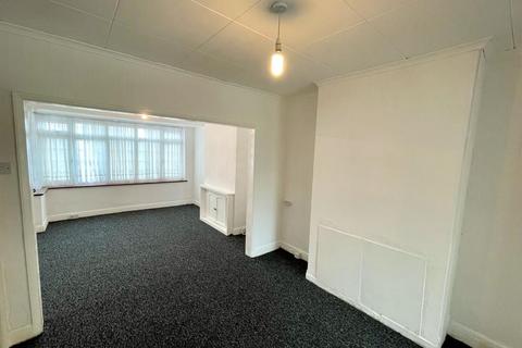 3 bedroom terraced house to rent, Chestnut Avenue, Hornchurch, Essex, RM12