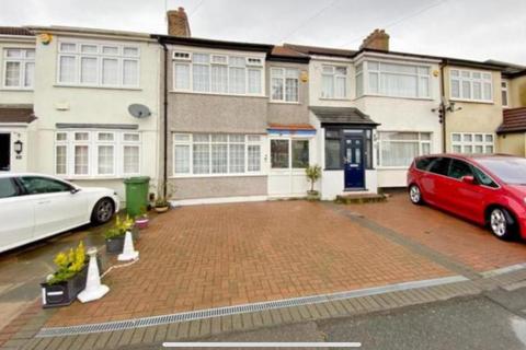 3 bedroom terraced house to rent, Chestnut Avenue, Hornchurch, Essex, RM12