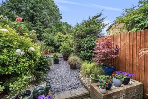 3 Gables Close, London, SE12 0UD