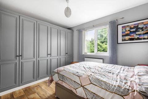 3 Gables Close, London, SE12 0UD
