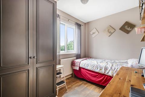3 Gables Close, London, SE12 0UD