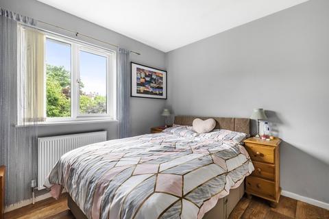 3 Gables Close, London, SE12 0UD