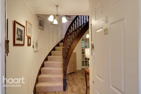 4 Walker Close, London, N11 1AQ