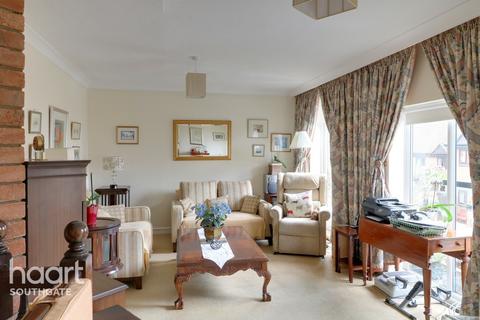 4 Walker Close, London, N11 1AQ