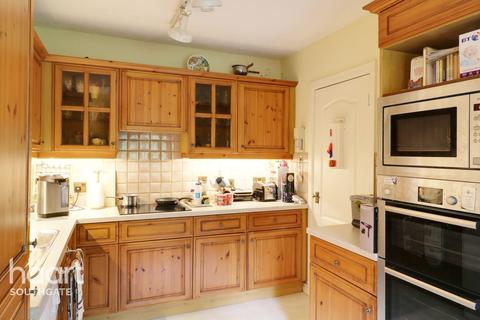 4 Walker Close, London, N11 1AQ