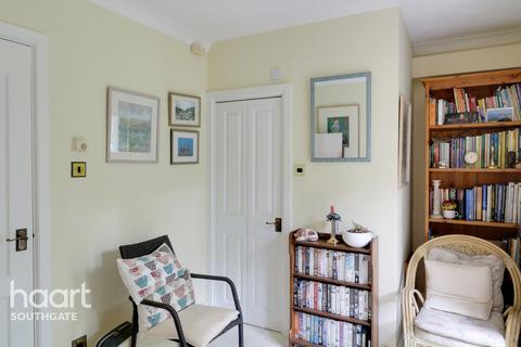 4 Walker Close, London, N11 1AQ