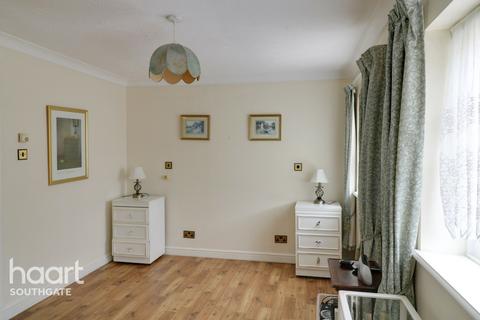 4 Walker Close, London, N11 1AQ