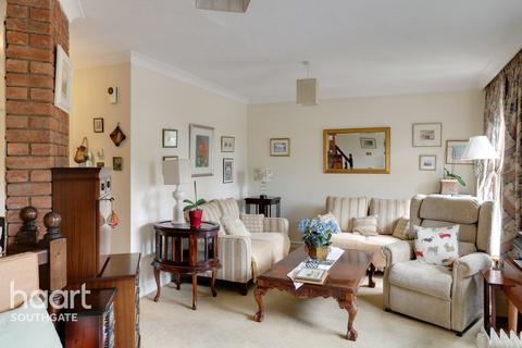 4 Walker Close, London, N11 1AQ