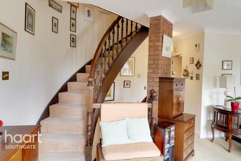4 Walker Close, London, N11 1AQ