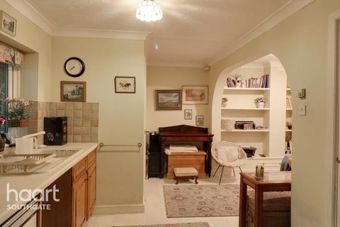 4 Walker Close, London, N11 1AQ