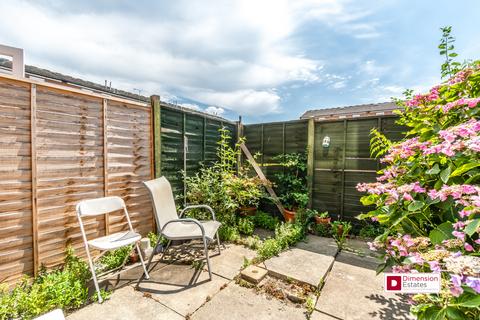 4 bedroom townhouse to rent, Lyneham Walk, Homerton, London, Hackney, E5