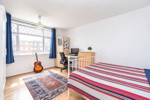 4 bedroom townhouse to rent, Lyneham Walk, Homerton, London, Hackney, E5
