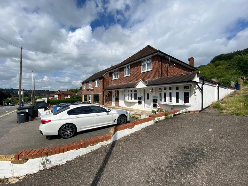 Desborough Avenue, Hp11 Studio to rent £950 pcm (£219 pw)