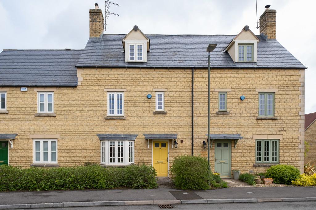 4 Blenheim Way, MORETON IN MARSH 3 bed terraced house £1,295 pcm (£