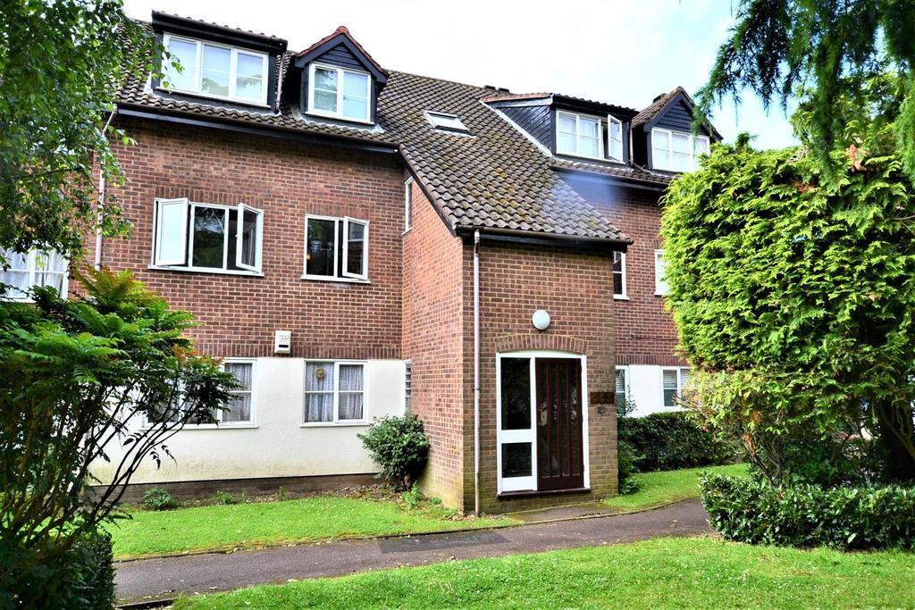 Galdana Avenue, 2 bed flat £319,950