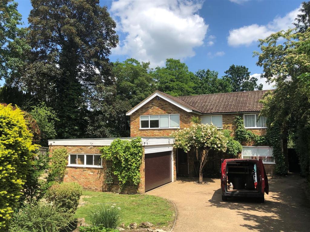 Newlands Avenue, Radlett 4 bed detached house £4,500 pcm (£1,038 pw)