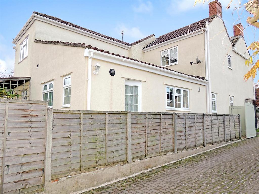 Tower Road South, Warmley, Bristol 2 bed semidetached house £975 pcm
