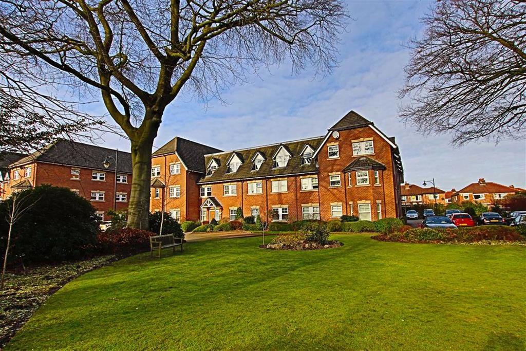 Wellington Road, Timperley, Timperley 2 bed flat £795 pcm (£183 pw)