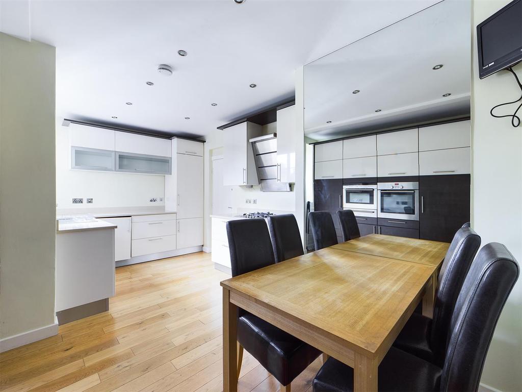 Moor Court, Gosforth, Newcastle Upon... 2 bed apartment £1,475 pcm (£