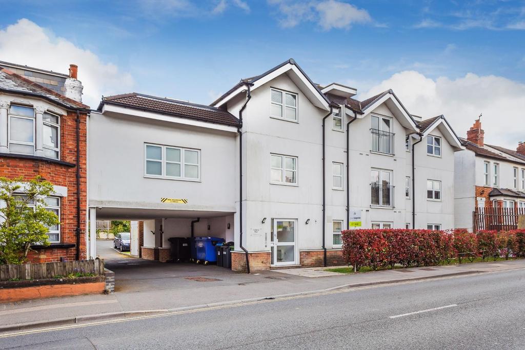 Godstone Road, Whyteleafe 2 bed apartment £275,000