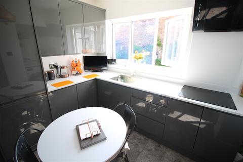 32 Abbey Road, Beeston, Nottingham, NG9 2QF