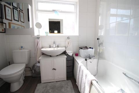32 Abbey Road, Beeston, Nottingham, NG9 2QF