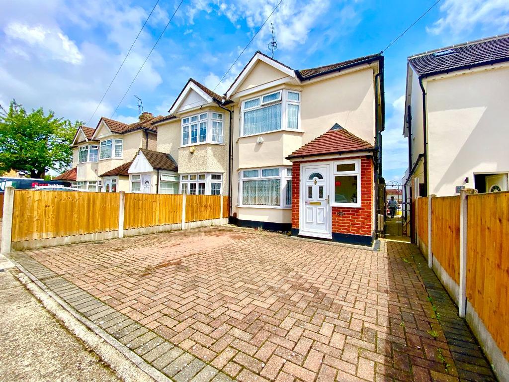 Heaton Way, Romford 2 bed semidetached house £425,000