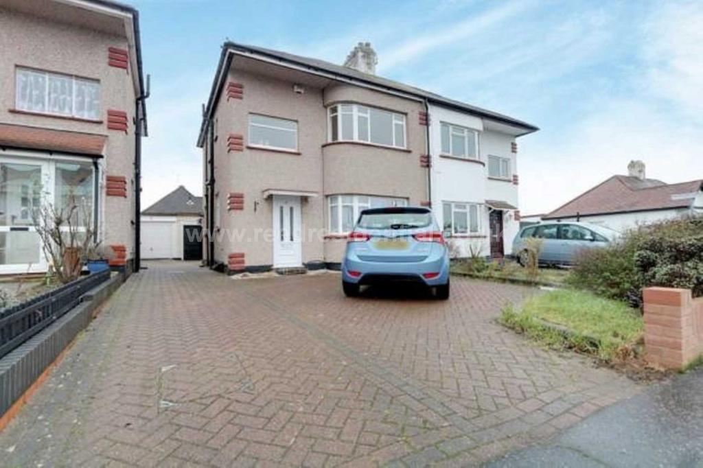 Byrne Drive, Southend On Sea 3 bed house £1,300 pcm (£300 pw)