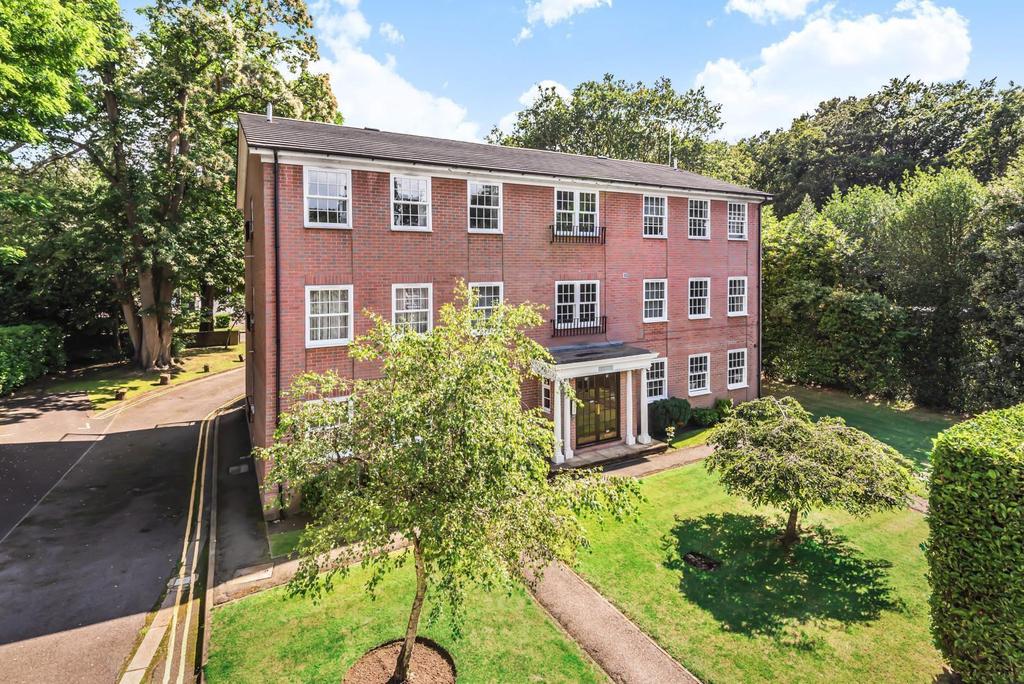 Warren Court, Elgin Road, Weybridge... 2 bed apartment £379,950