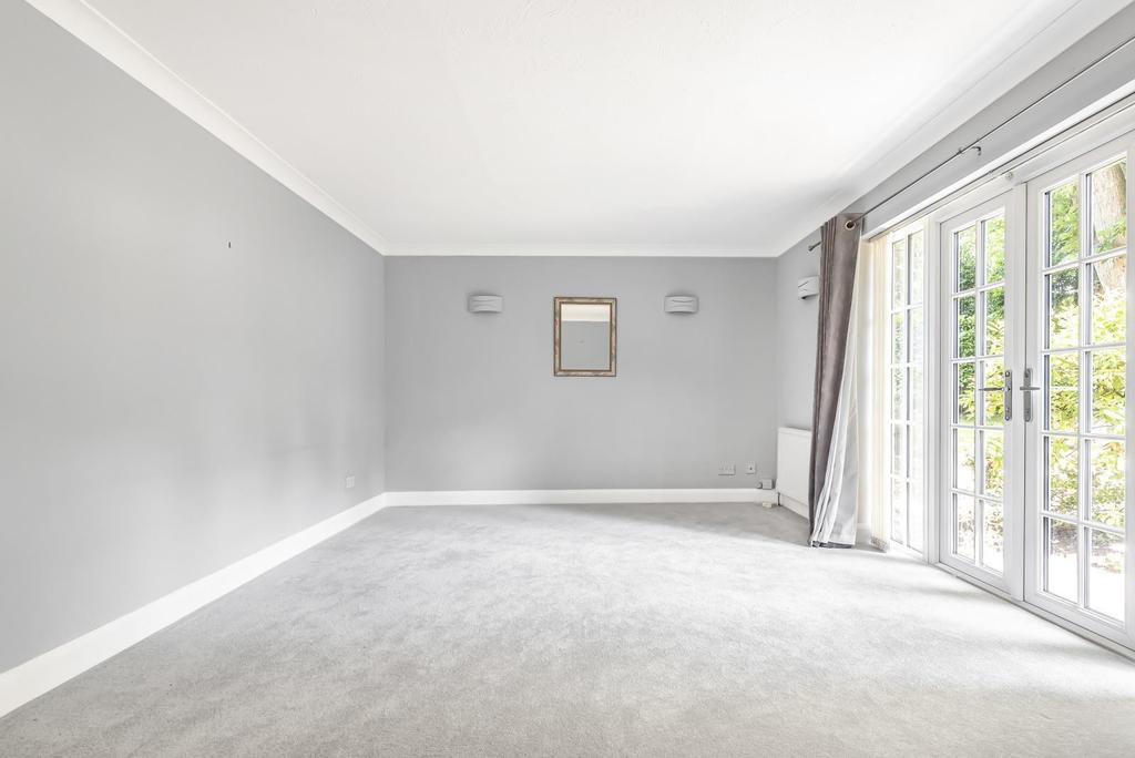 Warren Court, Elgin Road, Weybridge... 2 bed apartment £379,950
