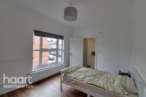 1 bedroom in a house share to rent - Countess Road Northampton