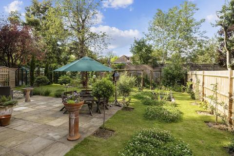 9 Carleton Avenue, East Molesey, KT8 0AL