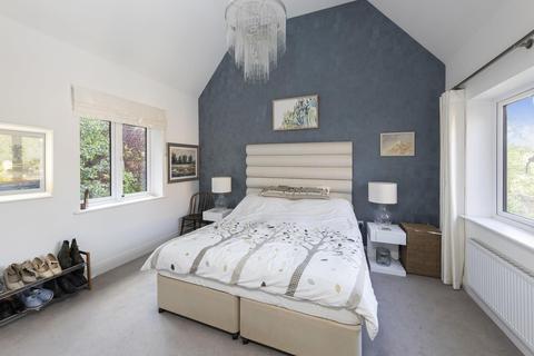 9 Carleton Avenue, East Molesey, KT8 0AL