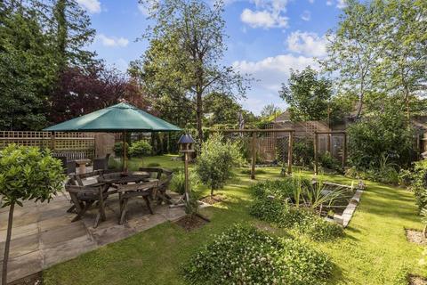 9 Carleton Avenue, East Molesey, KT8 0AL