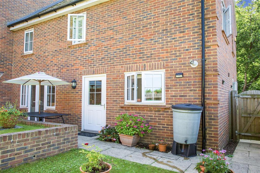 Brancaster Grove, Ashtead, Surrey 3 bed semidetached house £292,500