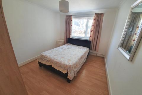 2 bedroom flat to rent, Kensington Gardens, Ilford