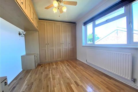 8 Finians Close, Uxbridge, UB10 9NW