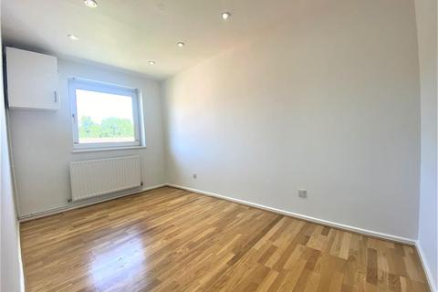8 Finians Close, Uxbridge, UB10 9NW