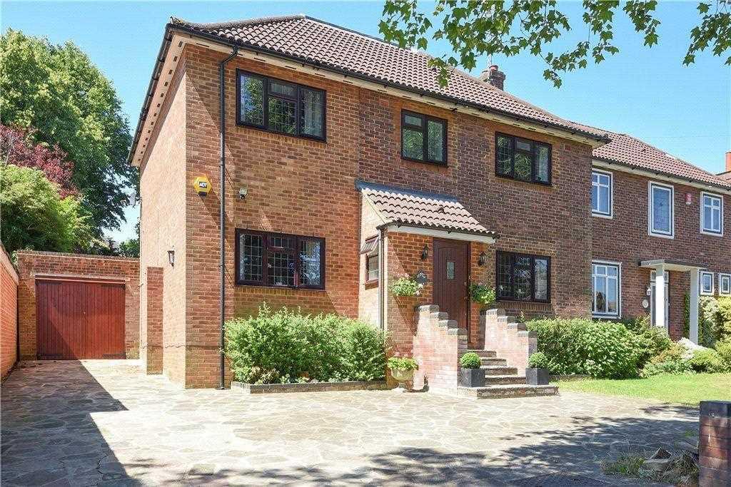 Blythwood Road, Pinner 4 bed semidetached house £2,600 pcm (£600 pw)