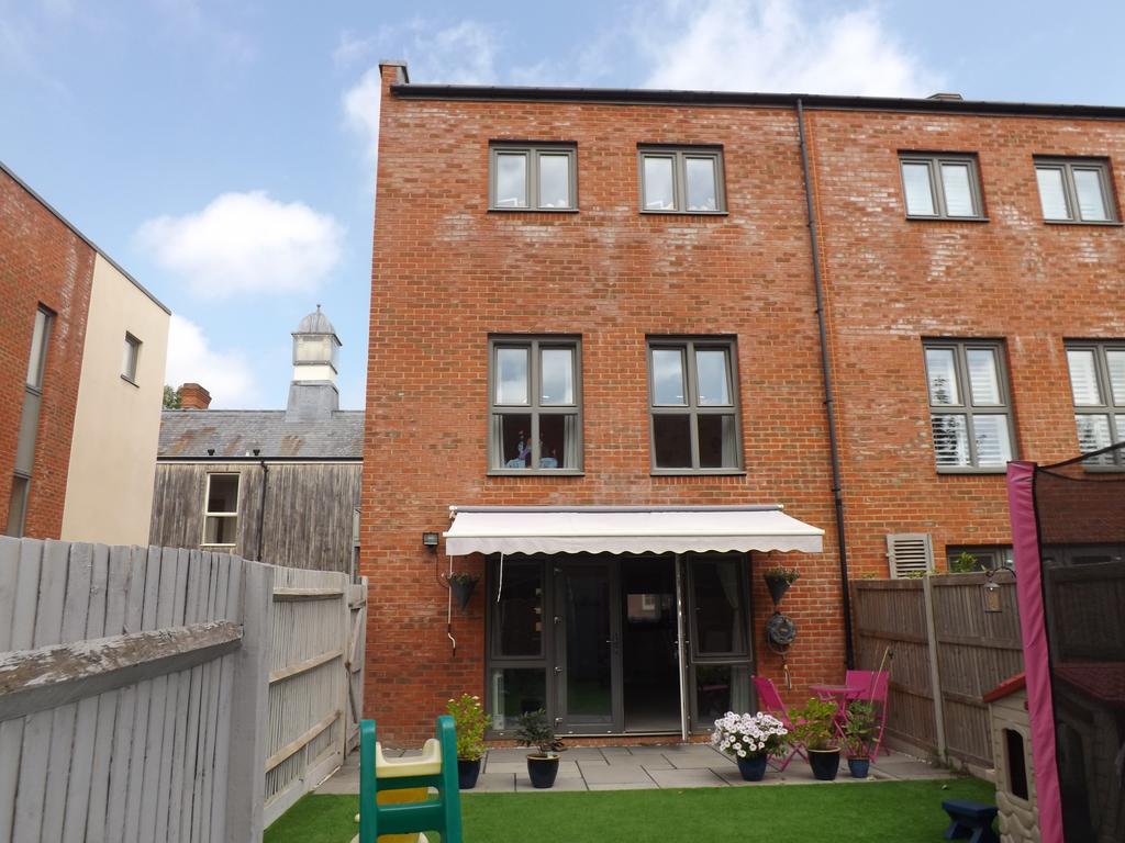 Longley Road, Graylingwell, Chichester PO19 4 bed semidetached house
