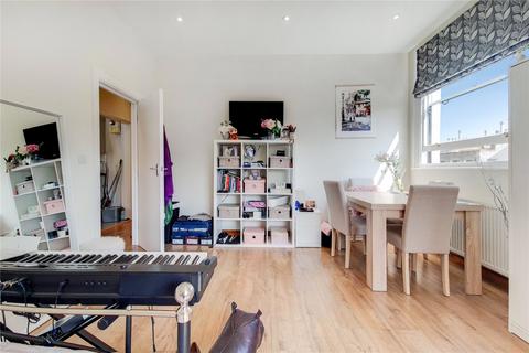 Studio to rent, Doughty Street, Bloomsbury, London, WC1N