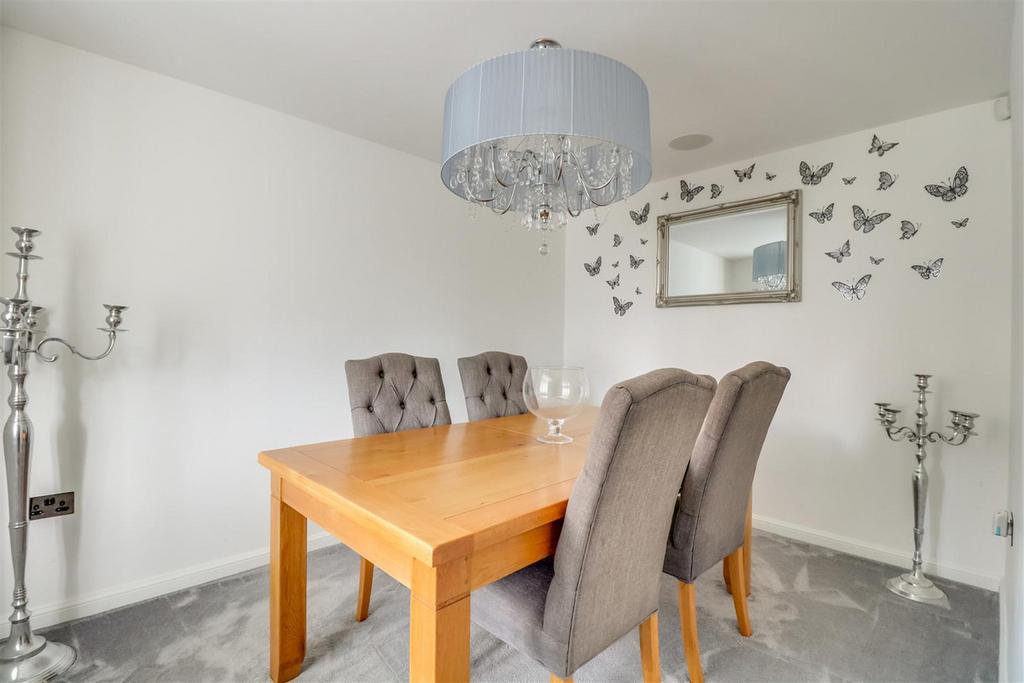 Elizabeth Gardens, Rochford, SS4 5 bed detached house £600,000