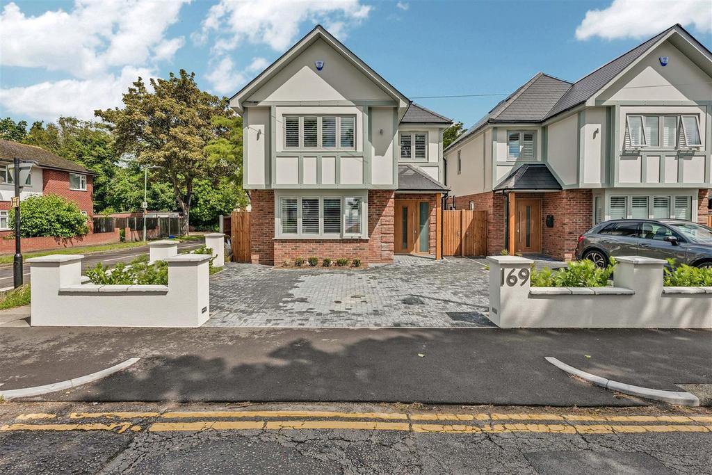 Manchester Drive, Leighonsea, SS9 4 bed detached house £675,000