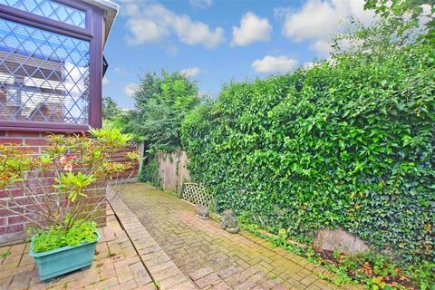 21 Bradbourne Way, Pitsea, Basildon, SS13 2DW