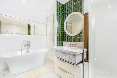 2 bedroom apartment to rent, Capital Building, Embassy Gardens, London, SW11