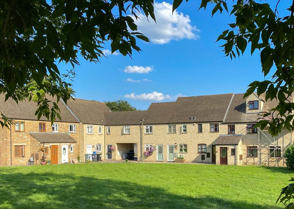 Barrington Close, Witney, OX28 2 bed terraced house £260,000