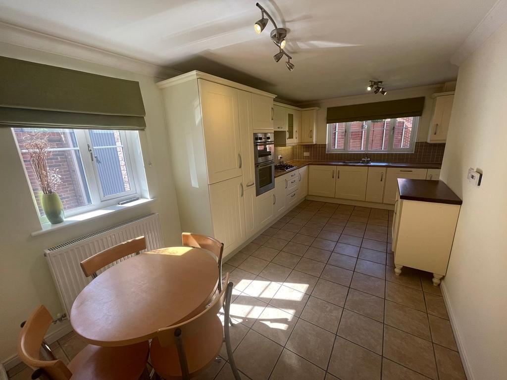 Thomas Crescent, Kesgrave IP5 4 bed detached house £1,500 pcm (£346 pw)
